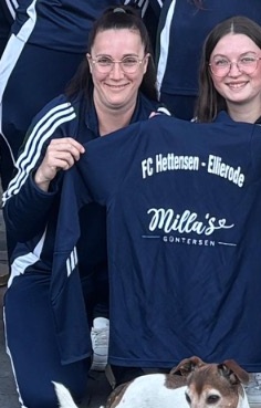 Detailansicht des Milla’s-Aufdrucks auf dem Trainingsanzug